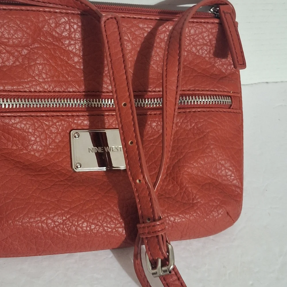 Nine West Small Faux Pebble Leather Crossbody Bag Coral Red Adjustable Strap GUC - Picture 11 of 13